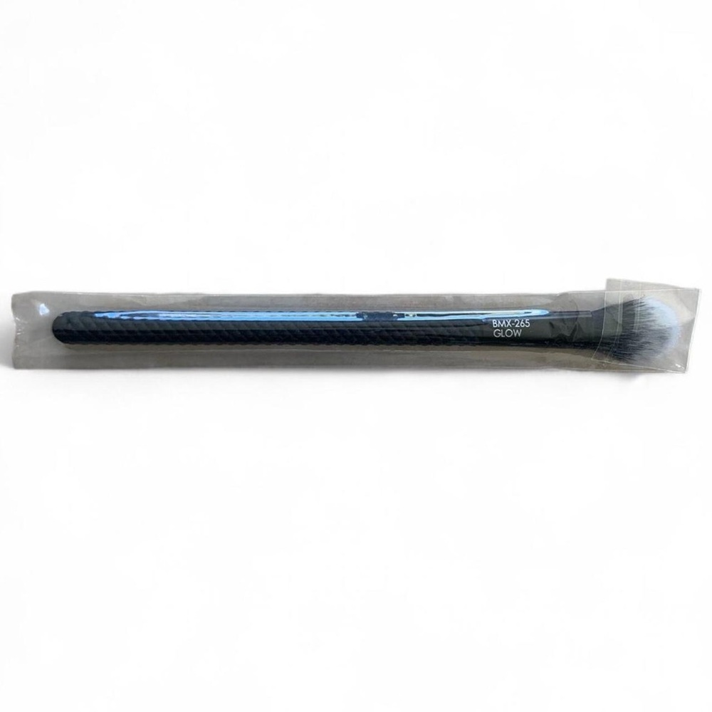 R&L Royal & Langnickel Moda Pro BMX-265 Glow Black Textured Makeup Brush
NEW